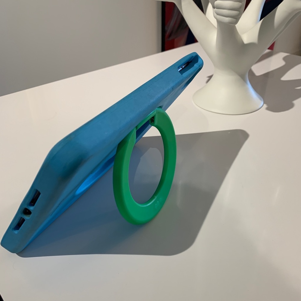 Chic And Solid Ipad Two Case/Stand - image 2